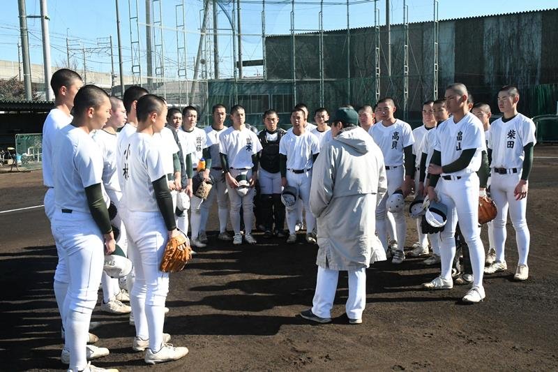 持丸監督（中央）の話を聞く専大松戸ナイン＝３日、松戸市内
