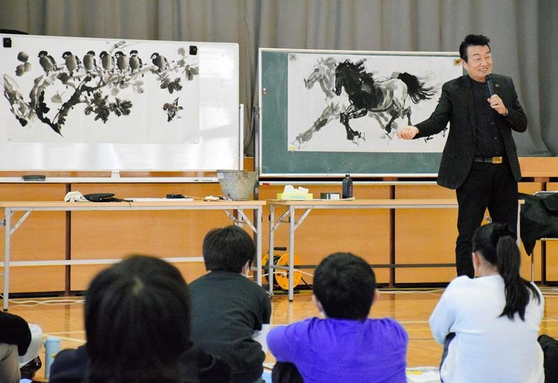 筆操り「母の愛」表現　茂原小で水墨画教室　北京出身の画家王さん指南