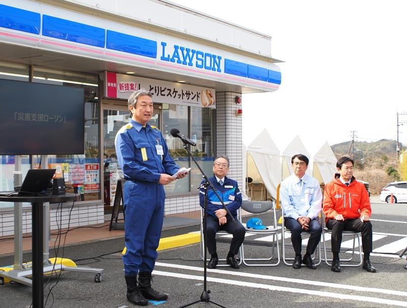 「災害支援コンビニ」１号店のオープンセレモニーであいさつする高橋市長（左）ら＝２４日、富津市
