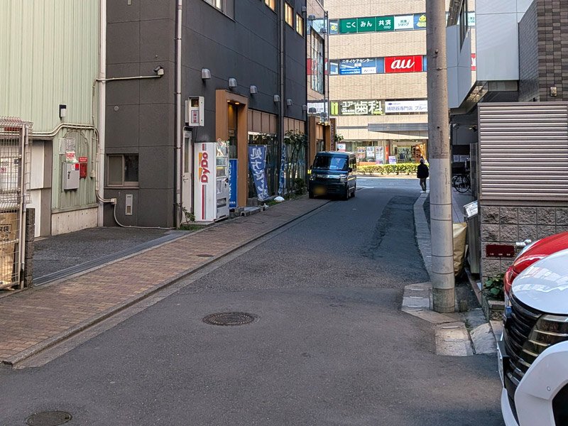 １１日の人倒れ事件で男性が倒れていた道路＝１２日午後４時３５分ごろ、船橋市本町６（画像一部加工）