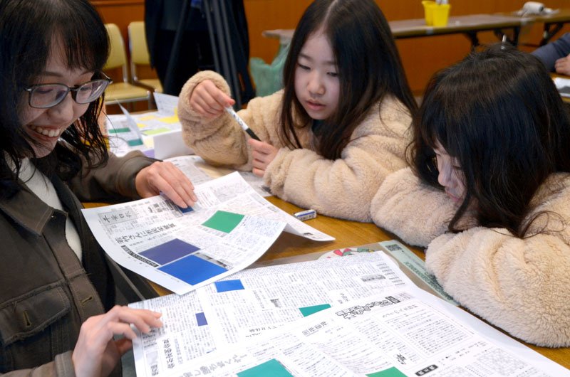 誕生日の新聞読み版画　市原・湖畔美ワークショップ、本紙使用　「世界に一枚」親子ら笑顔