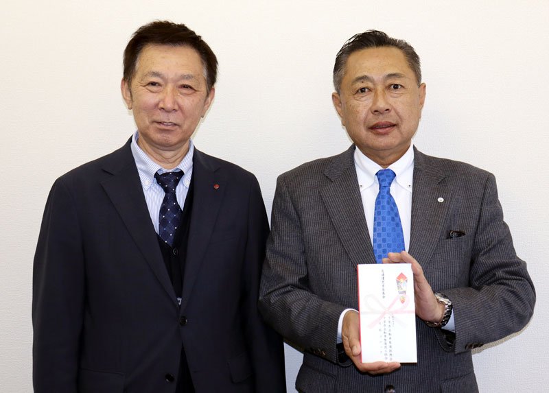 寄付金を持参した押尾雄一北総ブロック長（左）と県自動車整備商工組合の菅谷道晴理事
