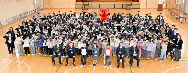 県教委のいきいきちばっ子「元気アップ・プラン大作戦」コンクールで学校優秀賞などを受賞した山田小の児童たち＝香取市
