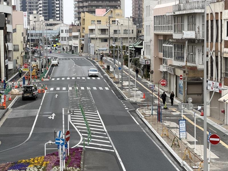 アーケード撤去や無電柱化、歩道改良工事が進む富士見通り＝木更津市

