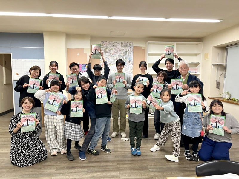 多くの来場を呼びかける音楽劇の出演者ら＝八千代ユネスコ協会提供