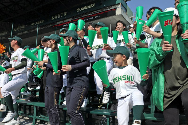 緑の大応援団、勝利呼ぶ　アルプス「次もいいプレーを」　専大松戸、初戦突破　第９８回選抜高校野球