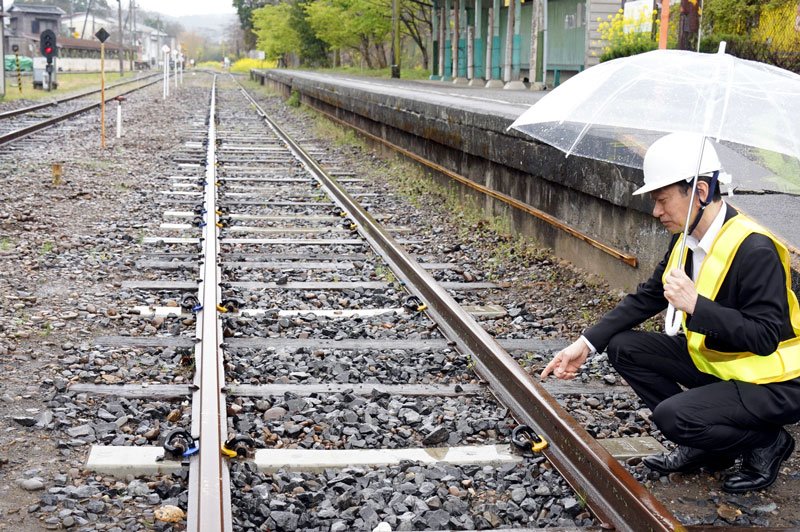 運行再開に向けた復旧工事で交換を済ませた枕木＝２３日、大多喜駅