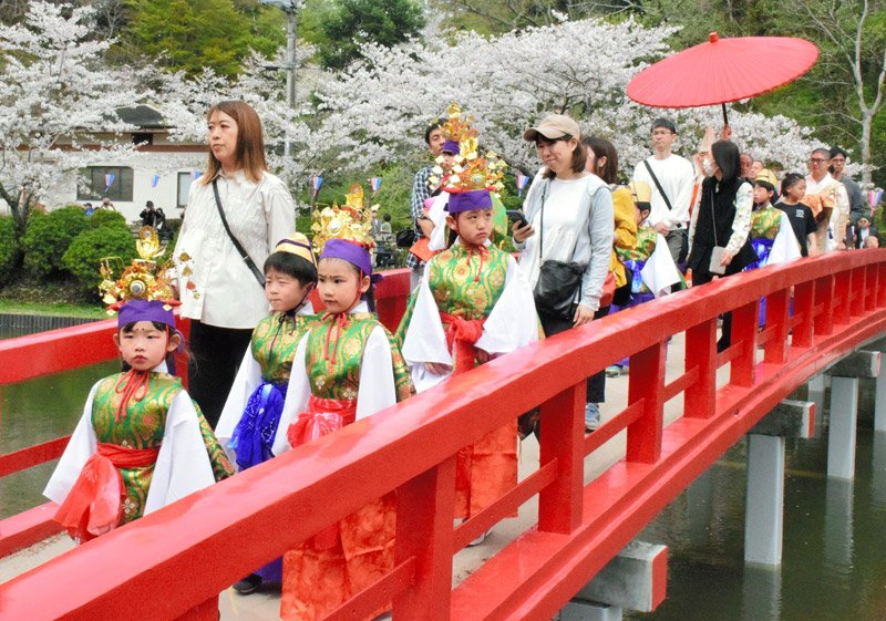 華やかな衣装を着て茂原公園を歩く子どもたち＝５日、茂原市