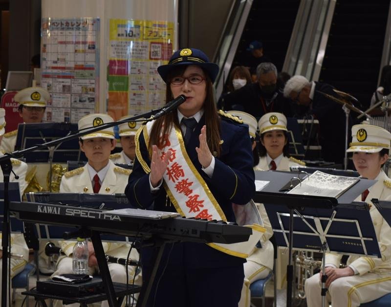ミニコンサートで交通安全を呼びかける一日船橋署長の奥華子さん＝船橋市のイオンモール船橋