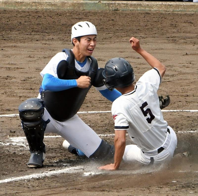 八千代松陰－千葉商　３回表千葉商２死一、三塁から酒井の中前安打で本塁に突入する三走豊下がタッチアウト。捕手松森＝青葉の森
