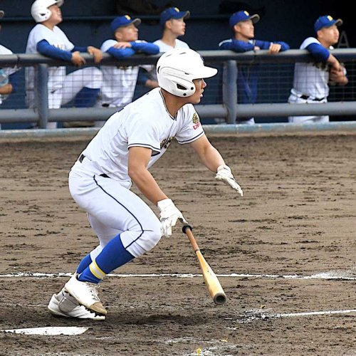 拓大紅陵－志学館　４回表志学館２死満塁、多田が走者一掃の左越え二塁打を放つ＝千葉県総合ＳＣ