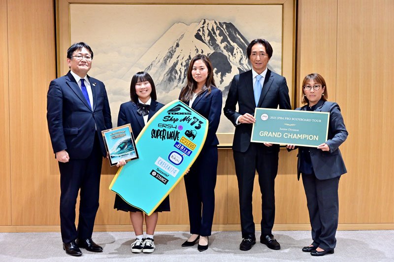 世界２位になった瀬田さん（左）。日本のジュニアクラス年間グランドチャンピオンにも選ばれている＝３月２５日、千葉市役所