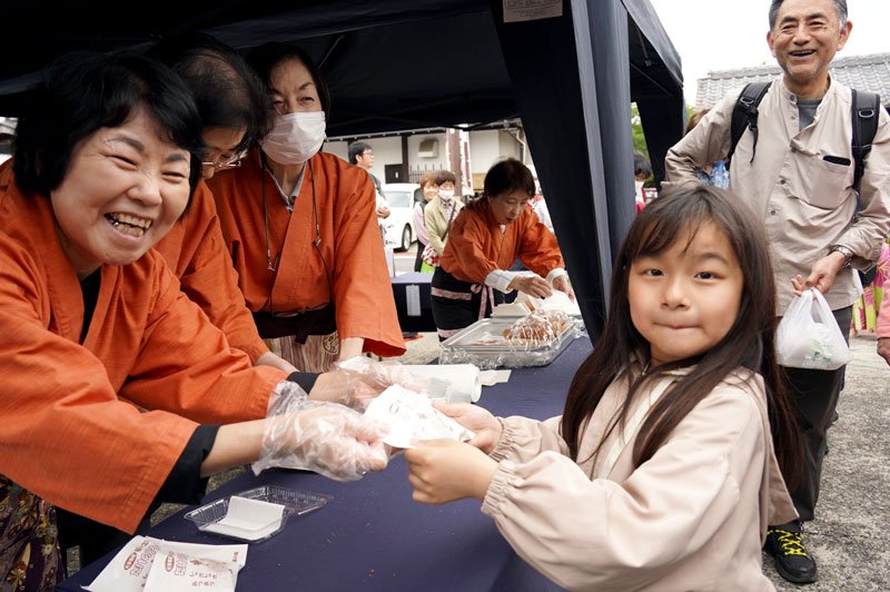 ２０年続いた「二十八市」有終のにぎわい　名物コロッケに長蛇の列　大多喜
