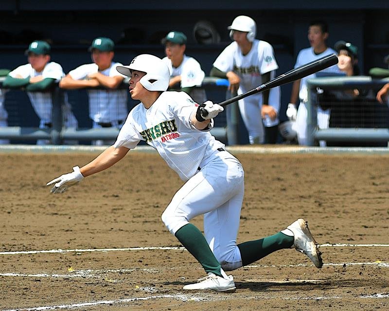 専大松戸－拓大紅陵　８回裏専大松戸１死二塁、石崎が左中間に同点三塁打を放つ＝千葉県総合ＳＣ

