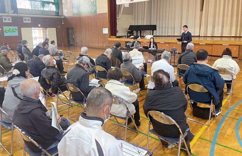 出席者から市教委案に意見が相次いだ光風台地区での説明会＝３月、市原市立双葉中