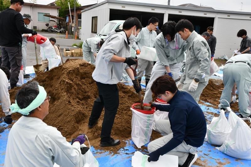 台風に備え、土のう作りに汗を流した町職員ら＝１５日、多古町
