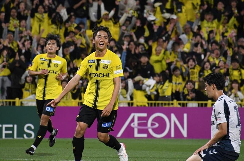 柏―千葉　前半、柏・小泉（中央）がチーム２点目のゴールを決めて喜ぶ＝三協Ｆ柏