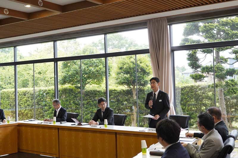 「いすみ鉄道が担う地域公共交通のあり方検討会議」の初会合冒頭にあいさつするいすみ鉄道の古竹孝一社長（左から３番目）＝２７日、大多喜町役場