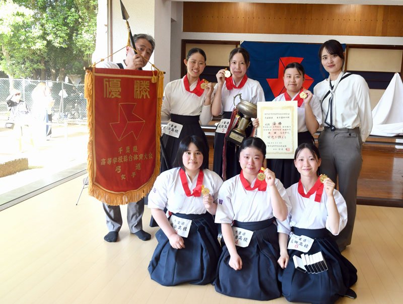 女子で優勝した成田＝県総合SC弓道場