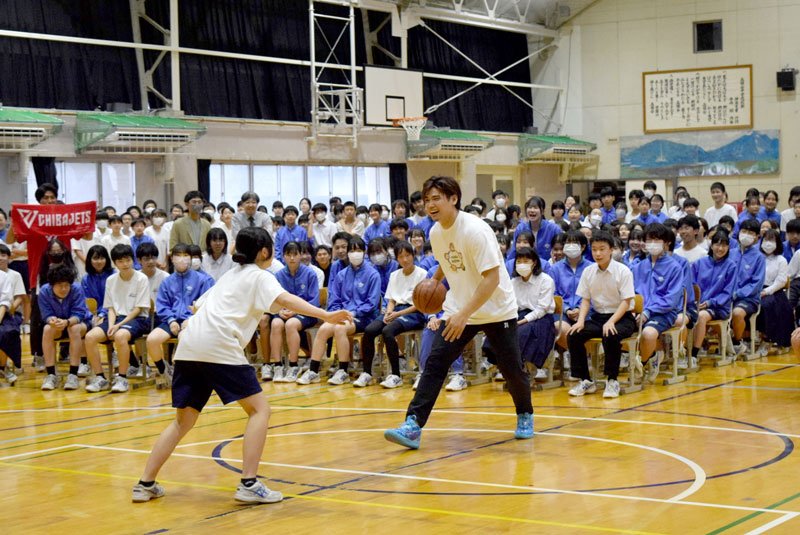バスケットボールＢリーグ「千葉ジェッツふなばし」の原修太選手（３１）が１１日、母校の船橋市立高根台中の「夢を育む集会」に登場。「目の前の目標に全力で向き合って」と後輩にエールを送り、同中バスケ部員との１対１の対決で会場を沸かせた