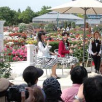 「ベルばら」の世界を堪能　池田理代子さん、元星組トップスターがトークライブ　京成バラ園