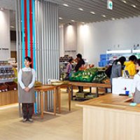 地元産の魚や野菜、お土産が並ぶ物販施設