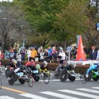 車いす部門の選手も一斉にスタート