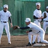 練習する選手の動きを見て助言する大野主将（左）
