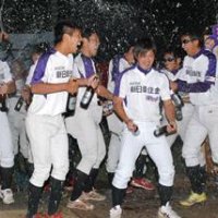 ２０１３年の日本選手権で初優勝し、ビール掛けで喜びを爆発させる選手ら＝１３年１１月８日、君津市