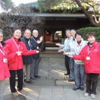 観光ボランティア「松戸シティガイド」のメンバー＝松戸市の戸定邸玄関前