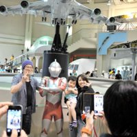 ウルトラマン現る　家族連れとパチリ　芝山の航空科学博物館
