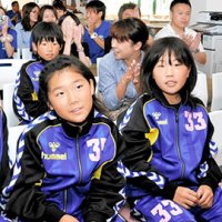 ＜女子Ｗ杯＞「いつか私もピッチに」　未来のなでしこ歓喜　鴨川でＰＶ