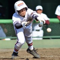 延長１０回裏　木更津総合無死三塁、井上が飛びつきながらもスクイズを成功させ同点