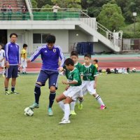 元スター選手が技術指導　児童ら「世界で戦いたい」　鴨川でサッカー教室