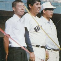 第６２回高校野球選手権県大会優勝時の石井監督（中央）＝１９８０年７月、千葉県野球場
