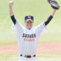 第９５回選手権千葉大会の決勝で完投し２連覇を決め、喜ぶ木更津総合の千葉貴央＝２０１３年７月２７日、ＱＶＣマリン
