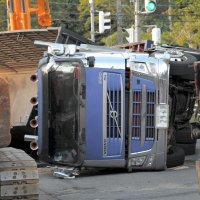 トレーラー横転３人死亡　軽乗用車の家族下敷き　千葉市の県道
