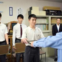 歩道橋から飛び降りようとしている男性…連係プレーで救助　幕張西中バスケ部員に感謝状