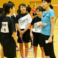 中学生に技術指導する潮田さん（右）