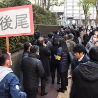 傍聴券を求めて行列を作る人々＝２１日午前９時１０分ごろ、千葉地裁前
