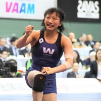 全日本レスリング選手権女子５０キロ級決勝で優勝しガッツポーズする須崎優衣＝２０１９年１２月２２日、駒沢体育館
