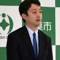 退職届の提出後、報道陣の取材に応じる熊谷市長＝１日午前、市役所