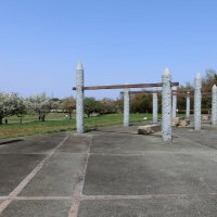 牧の原公園内の石柱の並ぶ一角。「神殿」をイメージしているという