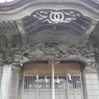 眼光鋭い龍３代目の名作　動と静対照的に表現　八坂神社向拝彫刻（睦沢町）　【天下一の名工　房総伊八波紀行】（１）