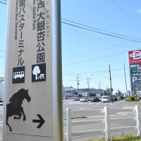サラブレッドの生産牧場跡地であることなどから、案内板には馬のシルエットが描かれている
