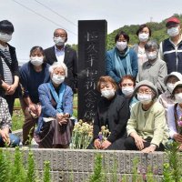 「市部瀬の惨劇」の犠牲者を悼み、献花に訪れる参加者＝８日、鋸南町下佐久間