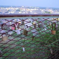 市内随一の山王台公園の夜景。フェンスには愛を誓った南京錠が取り付けられている＝東金市

