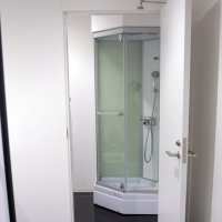 市長室シャワーユニット（市川市提供）