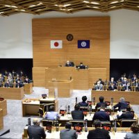 シャワー室巡り応酬　独自の「意思表示」展開　市川市議会