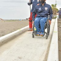 いすみ太東海水浴場　車椅子のまま砂浜へ　スロープ２カ所に設置